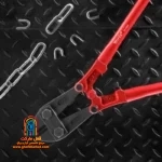 کاربر با مفتول‌بر RH-3303 یک قفل آهنی بسیار بزرگ را می‌برد