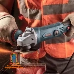 کاربر در حال استفاده از فرز رونیکس در محیط کارگاهی
