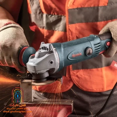 کاربر در حال استفاده از فرز رونیکس در محیط کارگاهی