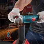 کاربر در حال استفاده از دستگاه روی صفحه فلزی