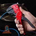 فردی در حال استفاده از سیم‌لخت‌کن روی سیم