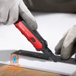 فردی در حال استفاده از کاتر RH-3008 روی مقوا
