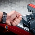 فردی در حال استفاده از آچار ستاره‌ای رونیکس