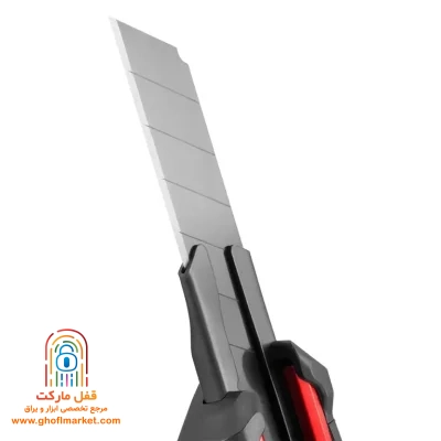 نمای نزدیک از تیغه فولادی SK5