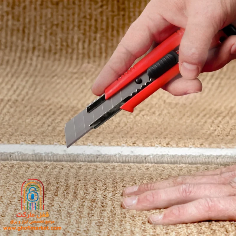 کاربر در حال برش با کاتر RH-3004