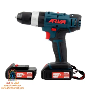 فردی در حال استفاده از دریل شارژی آروا روی چوب