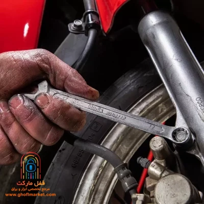 آچار در حال استفاده در تعمیر خودرو