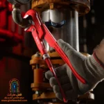 استفاده از آچار لوله‌گیر برای لوله‌های فلزی