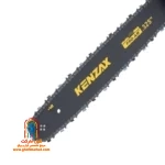 کاربر حرفه‌ای با اره 6245 در حال قطع تنه درخت قطور
