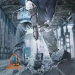 کاربر با چکش تخریب 2821 یک دیوار بتنی ضخیم را خرد می‌کند
