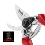 کاربر با قیچی RH-3101 یک شاخه نازک را می‌برد