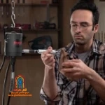 کاربر با استفاده از پدال و دسته، روی یک قطعه فلزی حکاکی میکند