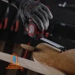 کاربر با متر RH-9079 طول یک اتاق بزرگ را اندازه میگیرد