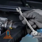 کاربر با آچار RH-2201 یک اتصال لوله را محکم می‌کند