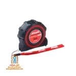 کاربر با متر 4914 طول یک قطعه چوبی را اندازه میگیرد