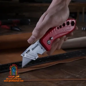 کاربر با کاتر RH-3014 یک موکت ضخیم را می‌برد