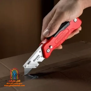 کاربر با کاتر RH-3012 یک موکت ضخیم را می‌برد