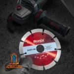 کاربر با صفحه RH-3511 روی مینی فرز گرانیت را به‌صورت خشک می‌برد