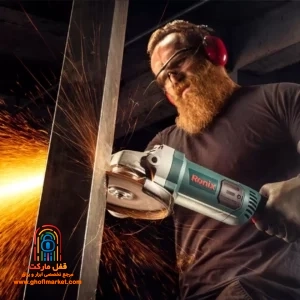 کاربر با فرز 3250 یک پروفیل فولادی ضخیم را می‌برد