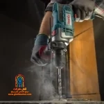 کاربر با دریل 2215 دیوار بتنی را سوراخ میکند