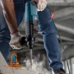 کاربر با بتنکن 2724 دیوار بتنی را با مته ۲۲ میلیمتری سوراخ میکند