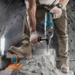 کاربر با بتنکن 2712 یک دیوار بتنی را با مته ۲۶ میلیمتری سوراخ میکند