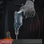 کاربر با دریل 2106B روی چوب و فلز سوراخ میکند