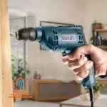 کاربر با دریل 2107A روی چوب و فلز سوراخ میکند