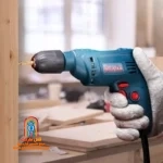 کاربر با دریل 2113 روی چوب و فلز سوراخ می‌کند