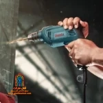 کاربر با دریل 2114 روی چوب و فلز سوراخ میکند