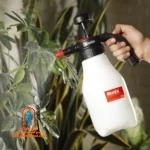 کاربر با سمپاش RH-6006 محلول شوینده را روی سطوح میپاشد