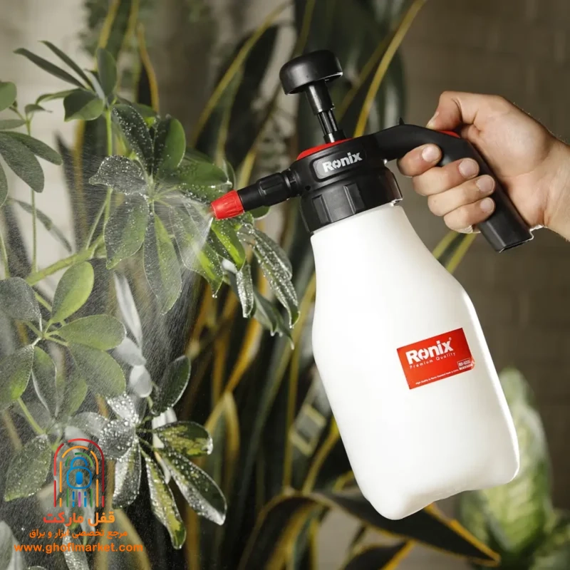 کاربر با سمپاش RH-6006 محلول شوینده را روی سطوح می‌پاشد