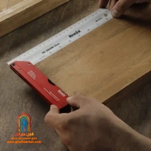 کاربر با گونیا RH-9725 روی یک تخته چوبی خط‌اندازی می‌کند
