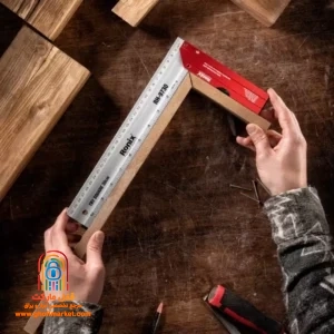 کاربر با گونیا RH-9730 روی یک تخته چوبی خط‌اندازی می‌کند