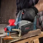 کاربر با رنده 8603 در حال رگلاژ درب چوبی
