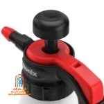 کاربر با سمپاش RH-6006 در حال آبپاشی گیاهان آپارتمانی