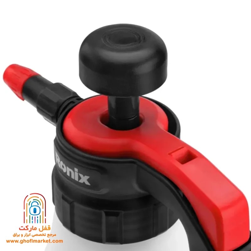 کاربر با سمپاش RH-6006 در حال آب‌پاشی گیاهان آپارتمانی