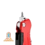 کاربر با سری پیچ‌گوشتی نصب‌شده روی کاتر RH-3012 پیچ را می‌بندد