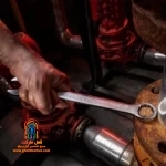 کاربر با آچار RH-2103 یک اتصال لوله را محکم می‌کند