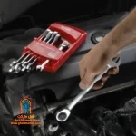 کاربر با آچار RH-2173 یک پیچ را در لوازم خانگی می‌بندد