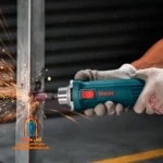 کاربر با فرز 3301 در حال حکاکی روی چوب