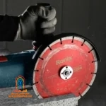 کاربر با صفحه RH-3501 و جریان آب مشغول برش سنگ گرانیت است